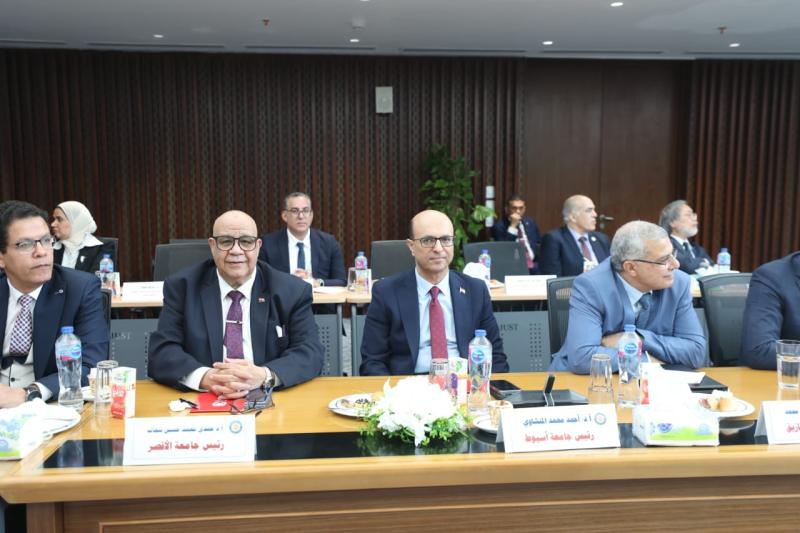 رئيس جامعة أسيوط يشارك اجتماع المجلس الأعلى للجامعات بالجامعة المصرية اليابانية للعلوم والتكنولوجيا