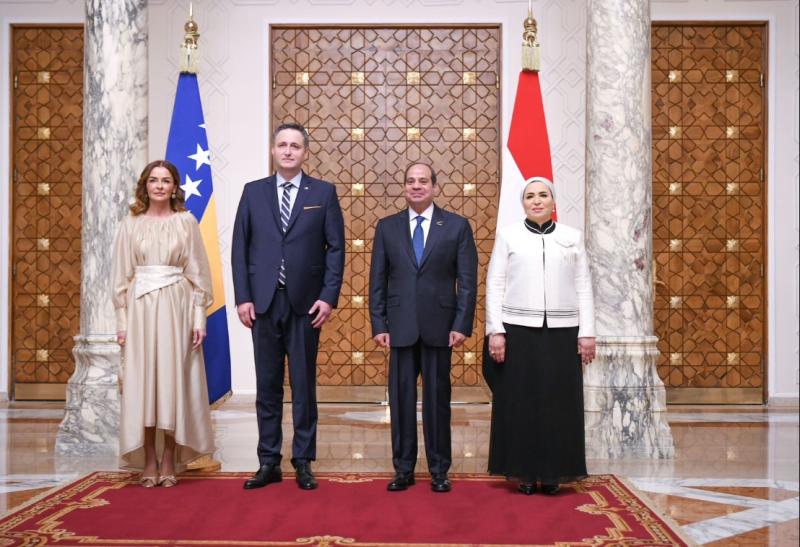 استقبال الرئيس السيسي وقرينته لنظيره البوسني وحرمه