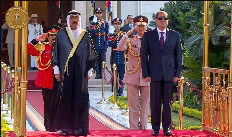 الرئيس السيسي وأمير الكويت يستعرضان حرس الشرف بقصر الاتحادية