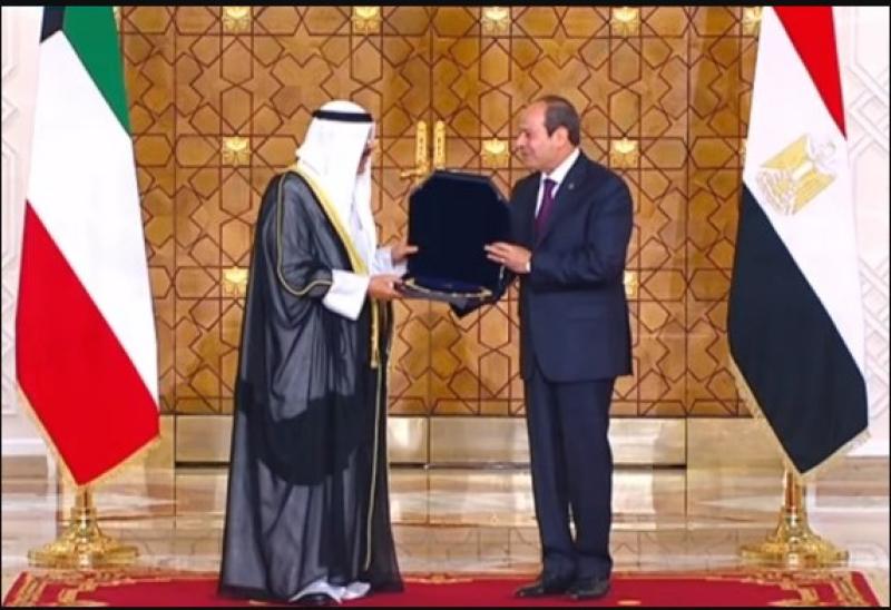 الرئيس السيسي يمنح قلادة النيل لأمير دولة الكويت| فيديو