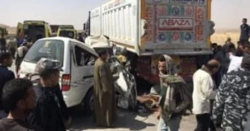 إصابة 10 أشخاص في تصادم ربع نقل وميكروباص بإحدى قرى المنيا