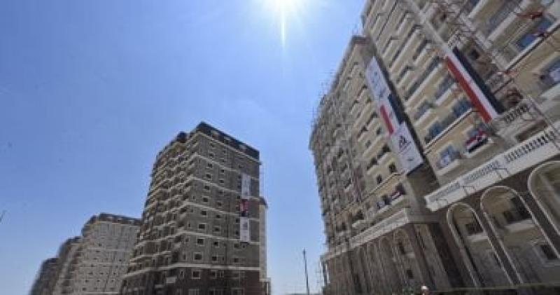 وزير الإسكان: تنفيذ 64 برجاً سكنيا و310 فيلات بتجمع ”صوارى” بالإسكندرية