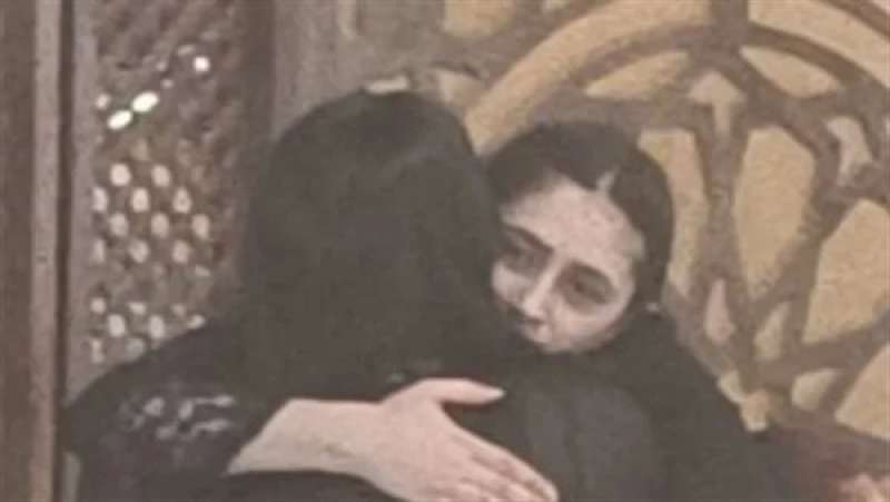 الحزن يسيطر على ريم أحمد في عزاء والدتها بمسجد الحمدية الشاذلية