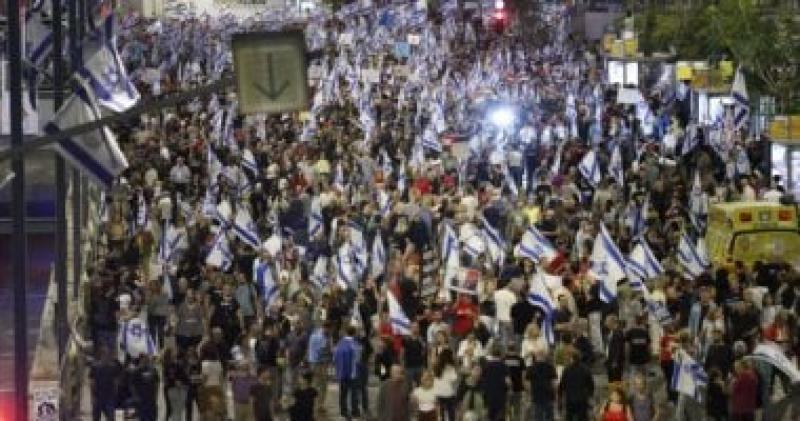 آلاف من المتظاهرين الإسرائيليين يطالبون نتنياهو بهدنة فى غزة لإعادة الرهائن