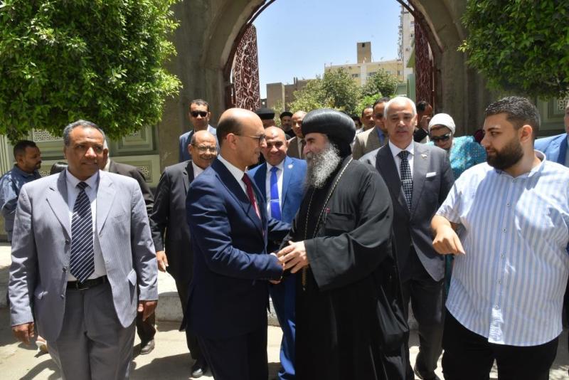 رئيس جامعة أسيوط يزور كنائس”مطرانية الأقباط الأرثوذكس