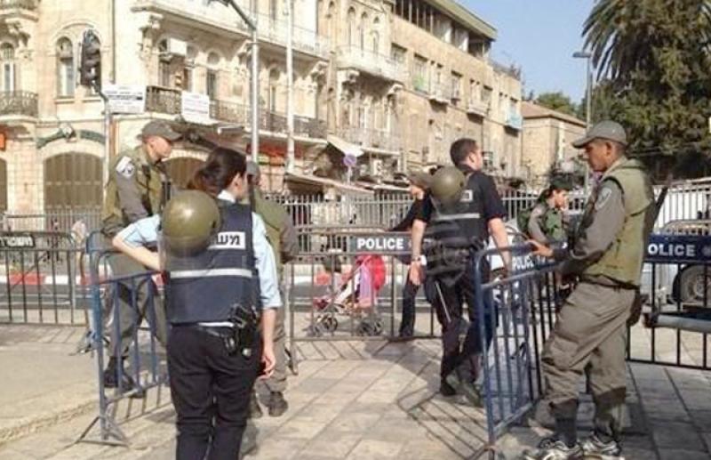 السلطات الإسرائيلية تداهم مقرا لقناة الجزيرة في القدس المحتلة بعد قرار وقف عملها