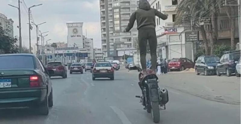 القبض على المتهم بالاستعراض بدراجة نارية فى مصر الجديدة