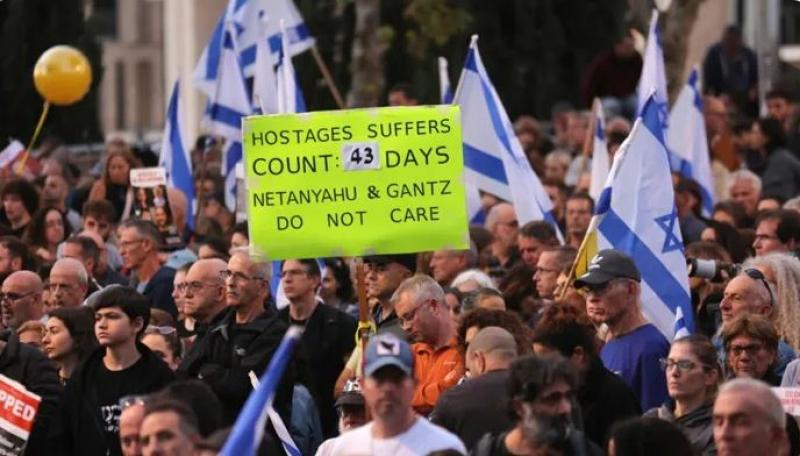 عائلات المحتجزين الإسرائيليين: علينا إنقاذ إسرائيل من نتنياهو أولا بعدما تركت حكومته محتجزينا يموتون