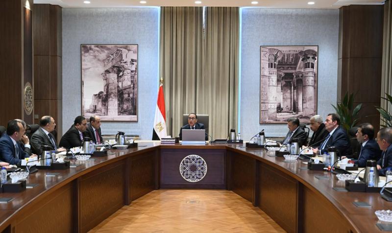 رئيس الوزراء يبحث مع مُستثمرين سياحيين صياغة رؤية وطنية لدفع حركة السياحة الوافدة إلى مصر