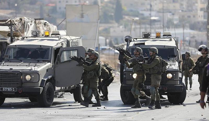 قوات الاحتلال تطلق الرصاص تجاه مجموعة من الشباب الفلسطينيين خلال اقتحامها لمدينة البيرة