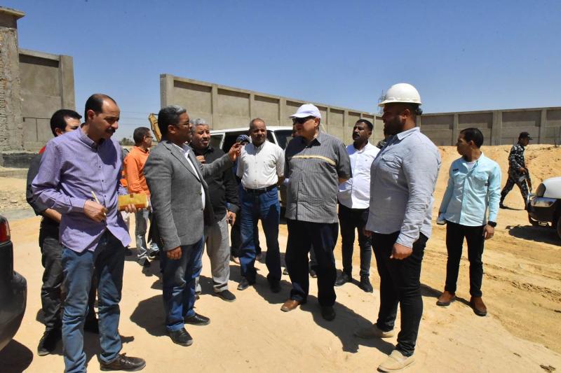 محافظ أسيوط يتفقد موقع إنشاء سوق حضري للماشية بقرية الزرابي بأبوتيج بنسبة تنفيذ 65 % ضمن مشروعات برنامج التنمية المحلية في صعيد مصر