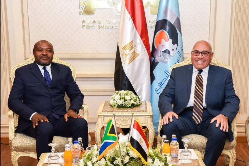 رئيس العربية للتصنيع يبحث مع سفير جمهورية جنوب أفريقيا بالقاهرة تعزيز التعاون (صور)