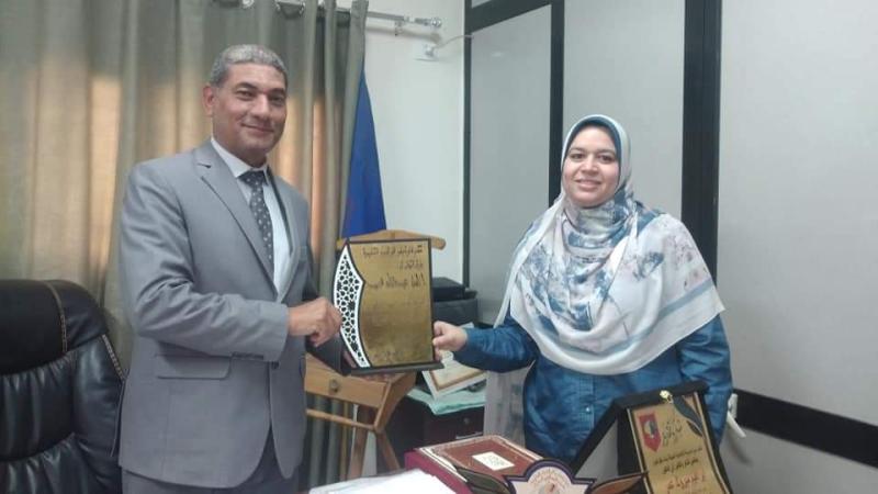 تكريم الطالبة شرين الدسوقي لفوزها بالمركز الأول على مستوى الجمهورية  في اللغة العربية