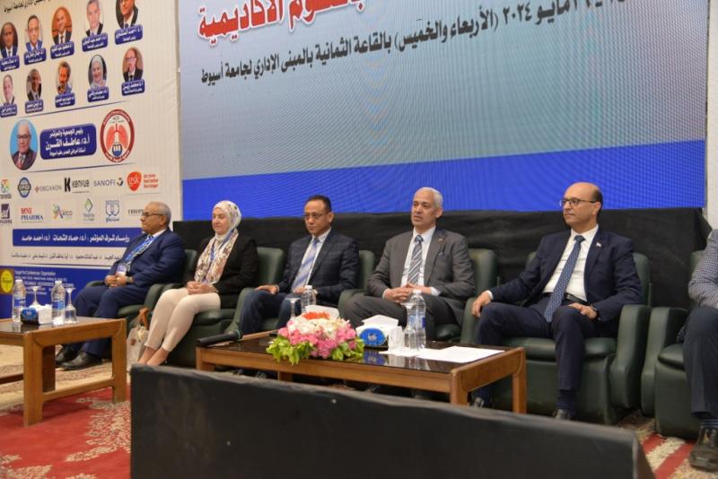 رئيس جامعة أسيوط يشهد افتتاح المؤتمر السنوي السابع لجمعية أسيوط للصدر حول ”أساسيات الطب الرئوي