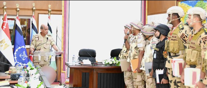 وزير الدفاع يشهد المرحلة الرئيسية لمشروع مراكز القيادة الذى تنفذه إحدى الجبهات الرئيسية بالقوات المسلحة (صور)