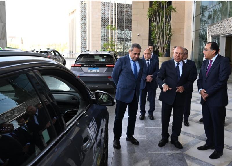 رئيس الوزراء يتفقد سيارات ”تاكسي العاصمة” أمام مقر المجلس بالعاصمة الإدارية (صور)