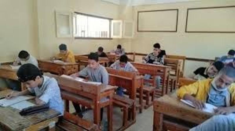 توافد طلاب الشهادة الإعدادية بالجيزة على اللجان لأداء امتحانات الترم الثانى