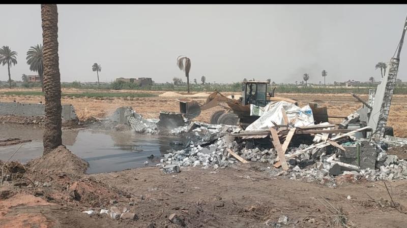 محافظ أسيوط: إزالة 30 حالة تعدي على أراضي زراعية وبناء مخالف خلال عدة حملات بمركز القوصية