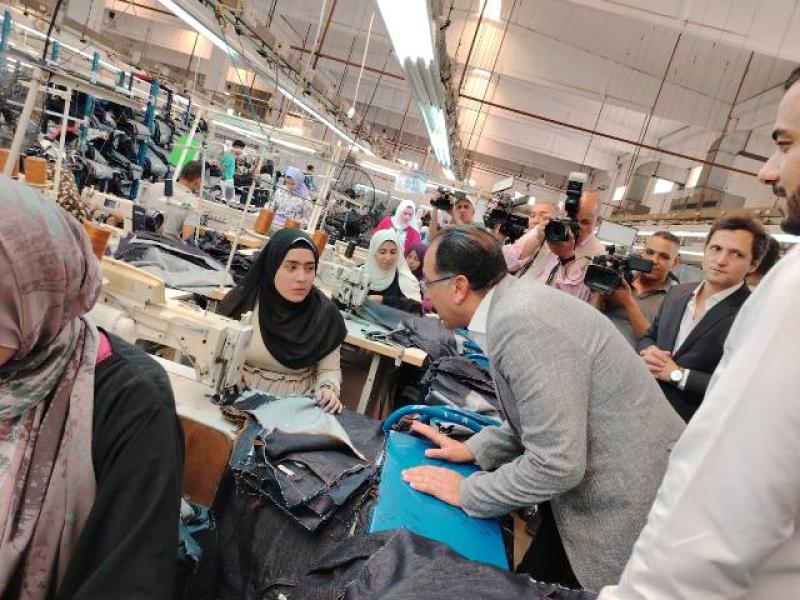 «مدبولي» يتفقد مصنع Emessa denim للملابس بمحافظة بني سويف