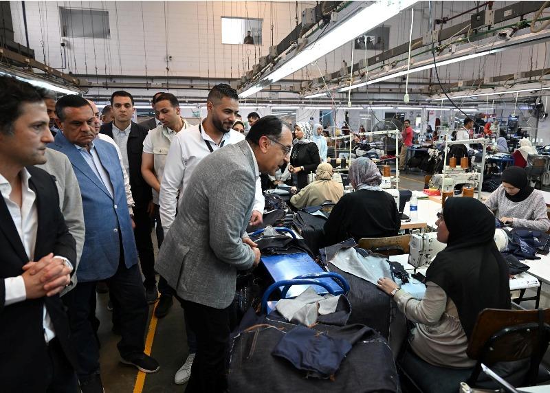 مسئولو «إيميسا دينيم» لـ مدبولي: ننتج 1.2 مليون قطعة ملابس سنويًا تُصدر لأمريكا وألمانيا وإيطاليا والنمسا| صور
