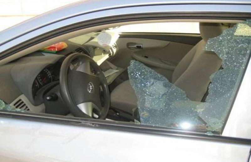 سائق يصور تهشم زجاج سيارته لتحقيق نسب مشاهدة ويزعم تعرضه للسرقة