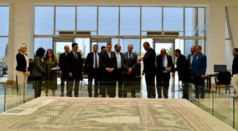 وزير السياحة والآثار يقوم بجولة تفقدية بمتحف شرم الشيخ لمتابعة سير العمل وحركة الزيارة به (صور)