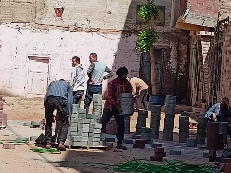 محافظ أسيوط: استمرار تركيب بلاط الانترلوك بالشوارع الضيقة بمدينة منفلوط