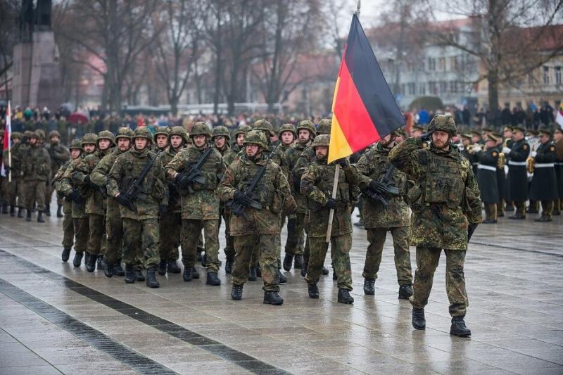 وزير دفاع ألمانيا يتفقد طليعة اللواء الألماني في ليتوانيا