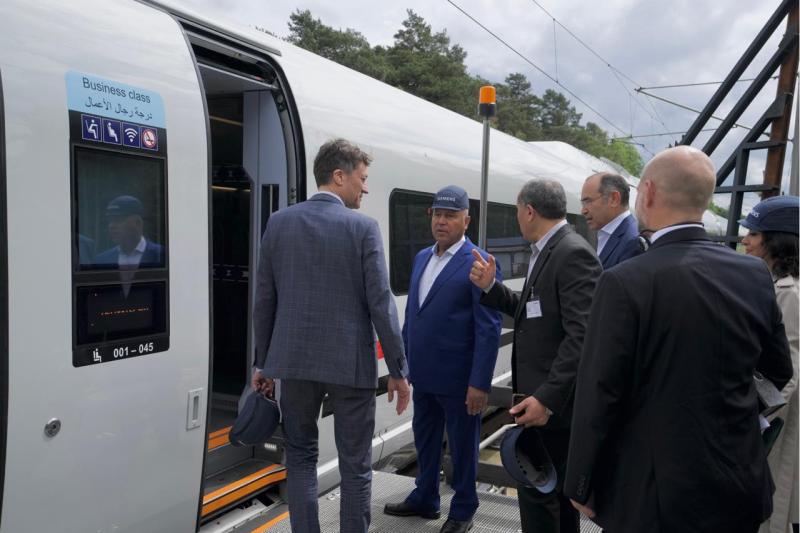 وزير النقل يتفقد مركز اختبارات القطارات الخاص بشركة سيمنز بمدينة فيلدنرات بألمانيا