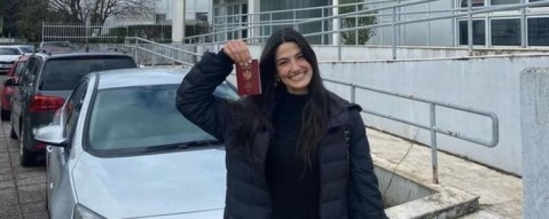 تارا عماد تنشر صورتين لها وهي تحمل جواز سفر ”الجبل الأسود”