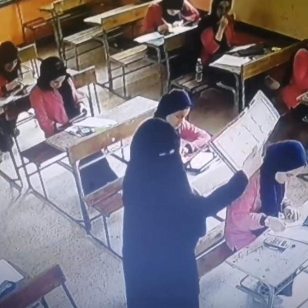 فيديو معلمة حاولت تخفيف حرارة الجو على الطالبات بالامتحانات بكفر الشيخ 