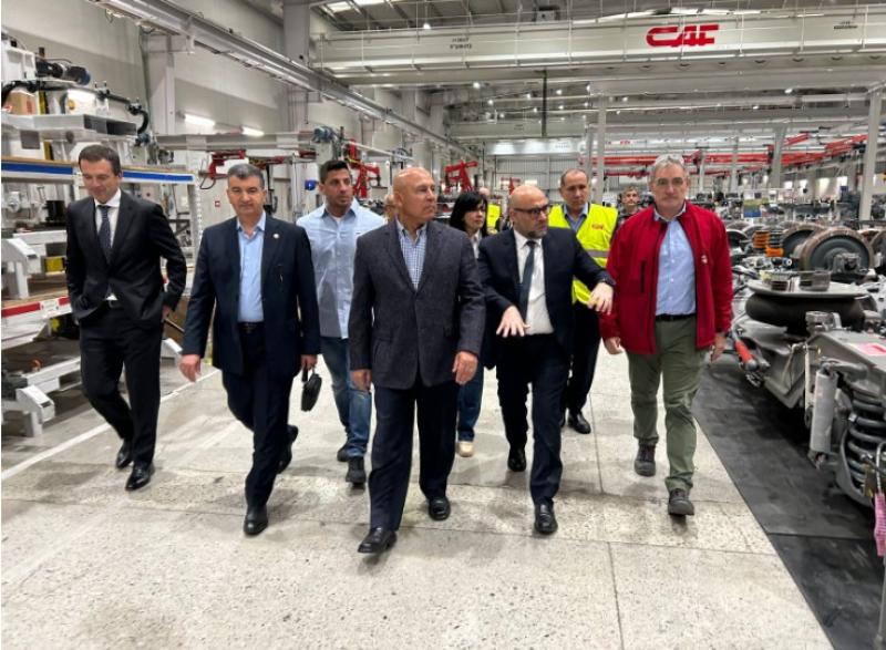 وزير النقل يزور مصانع شركة كاف الإسبانية للاطلاع على قطار الخط الاول للمترو الجاري إعادة تأهيله