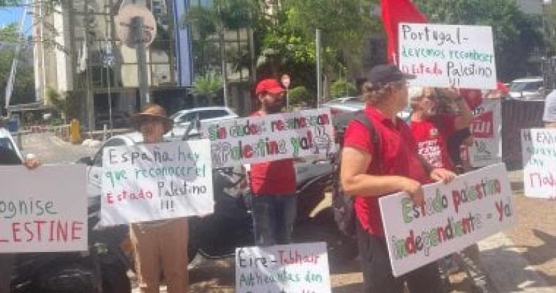 متظاهرون إسرائيليون أمام سفارة اسبانيا يدعون دول أوروبا للاعتراف بدولة فلسطين