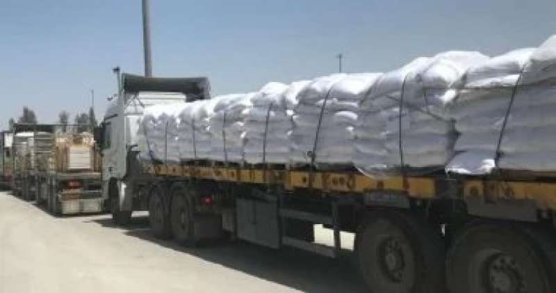 دخول شاحنات مساعدات إنسانية إلى قطاع غزة عبر معبر كرم أبو سالم
