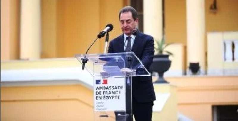 سفير فرنسا بالقاهرة يرقص بالعصا في احتفالية أوليمبياد باريس