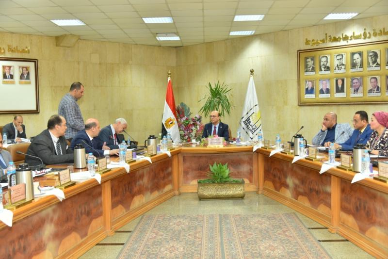 مجلس جامعة أسيوط يعقد اجتماعه الشهري برئاسة الدكتور المنشاوي: