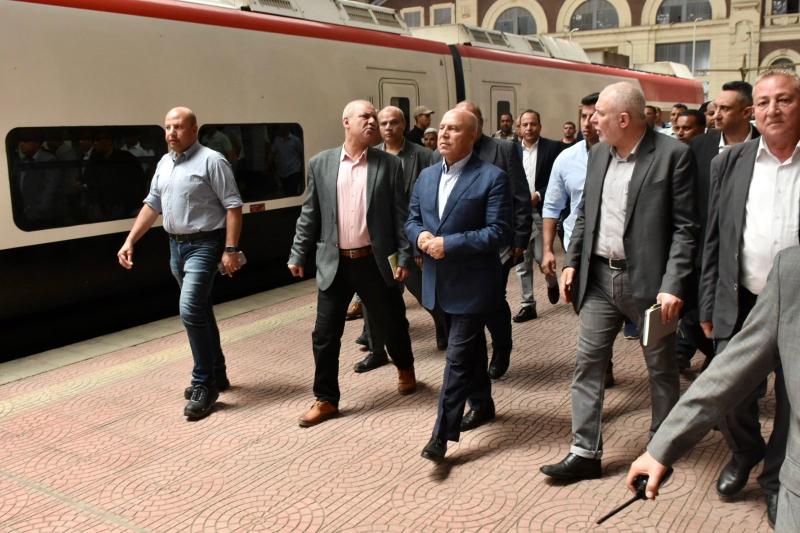 وزير النقل يجرى جولة تفقدية بمحطة مصر بالإسكندرية للاطمئنان على الاستعدادات لعيد الأضحى المبارك