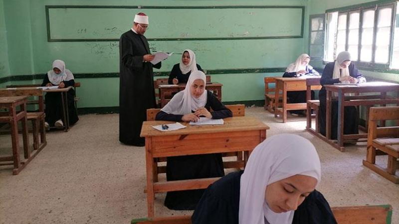 بدء اللجنة الأولى لطلاب الثانوية الأزهرية القسم العلمى بمادة القرآن الكريم