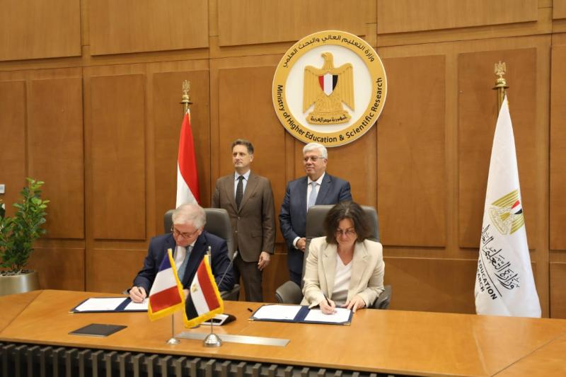 وزير التعليم العالي يشهد توقيع اتفاق تعاون بين الجامعة الفرنسية في مصر وجامعة باريس 1 بانتيون سوربون لإطلاق برامج جديدة في مجال السياحة