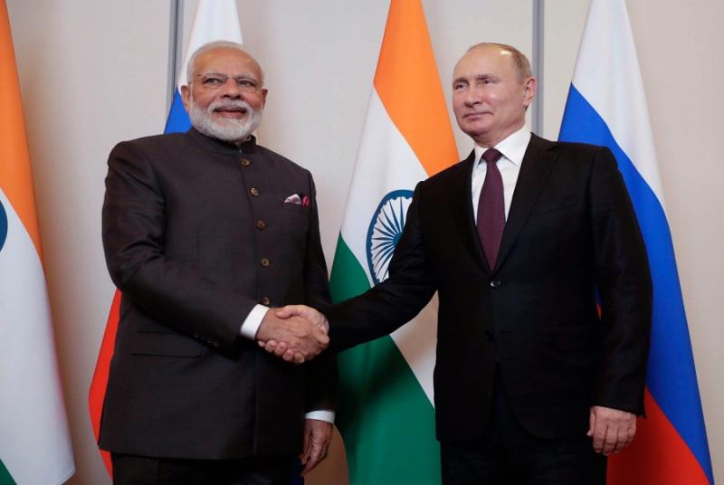 الرئيس الروسي فلاديمير بوتين مع رئيس الوزراء الهندي ناريندرا مودي