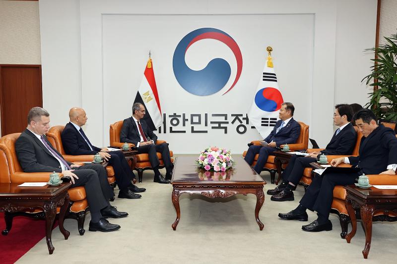 وزير الاتصالات يبحث تعزيز التعاون فى الحكومة الرقمية مع كوريا