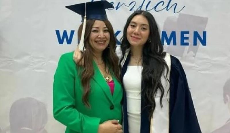 إنتصار تحتفل بتخرج ابنتها ملكة جمال المراهقات