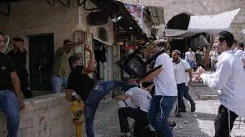 مستوطنون يعتدون على فلسطينيين ويقيمون حاجزًا عسكريًا على مدخل «سنجل»| فيديو