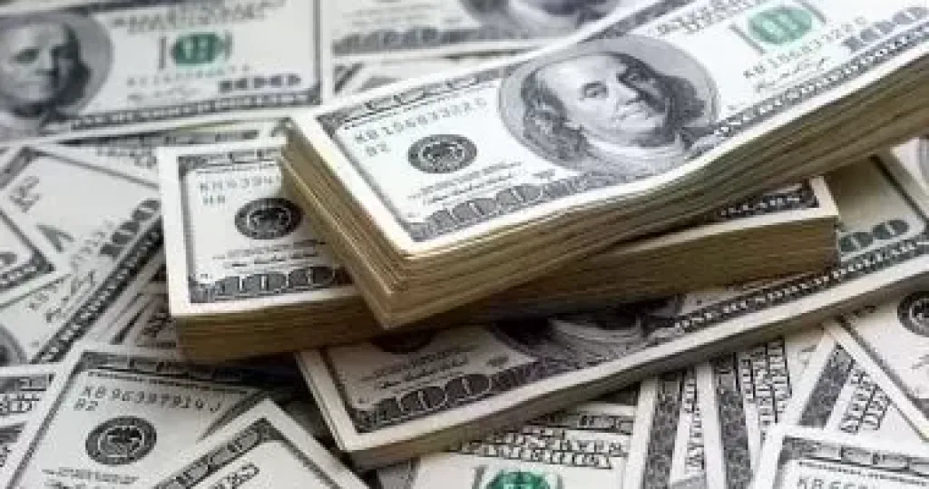 تعرف على سعر الدولار مقابل الجنيه قبل بدء جلسة التداول
