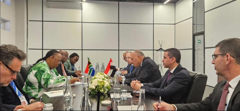 وزير الخارجية يلتقي مع نظيرته الجنوب إفريقية على هامش اجتماعات البريكس