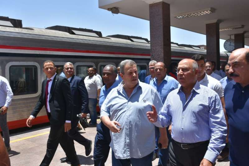 وزير النقل يتفقد محطة أسوان للسكك الحديدية ويتابع تطوير ورشة أسوان