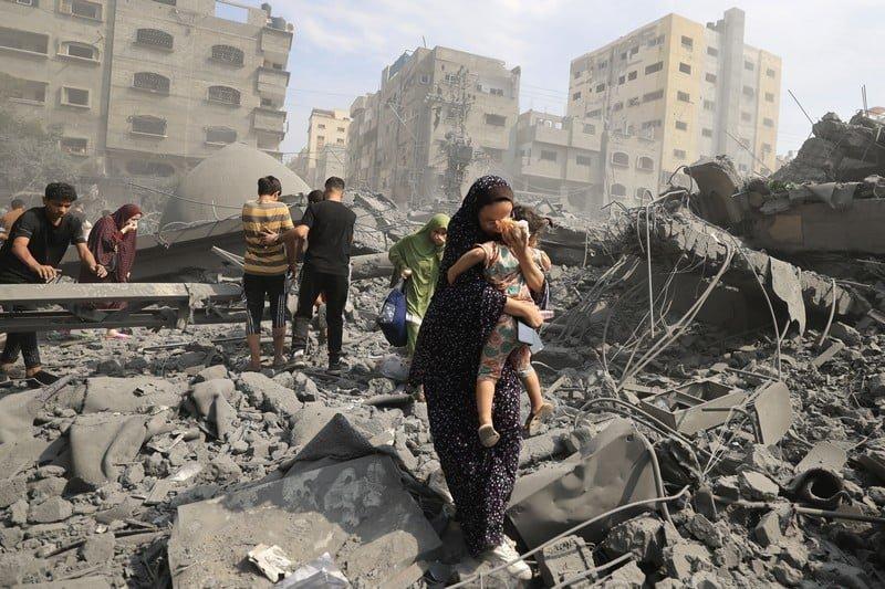 «القاهرة الإخبارية»: طيران الاحتلال يقصف خيم النازحين في وسط قطاع غزة