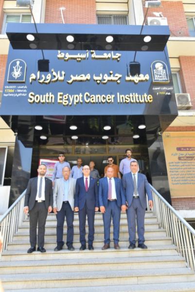 رئيس جامعة أسيوط يفتتح صيدلية التأمين الصحي لمرضى أورام الأطفال بمعهد جنوب مصر للأورام