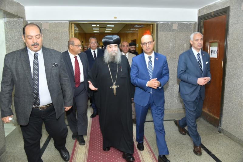 رئيس جامعة أسيوط يستقبل وفداً رفيع المستوى من الكنائس للتهنئة بعيد الأضحى المبارك