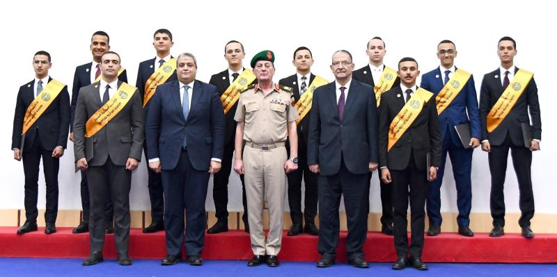 تخرج الدورة الأولى من المعينين بالهيئات القضائية من الأكاديمية العسكرية المصرية (صور)